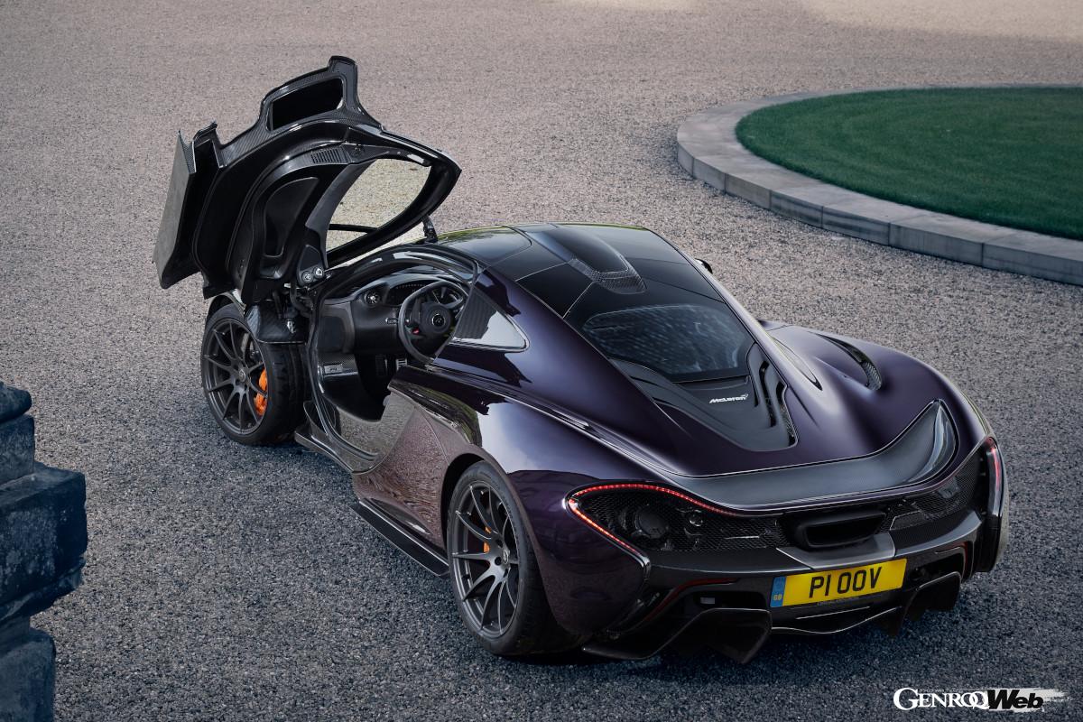 バッテリー及び電源を収めるハウジング、そしてマクラーレンが20世紀に生み出したスーパースポーツの最高傑作とも評される「F1ロードカー」との血筋を感じさせる。