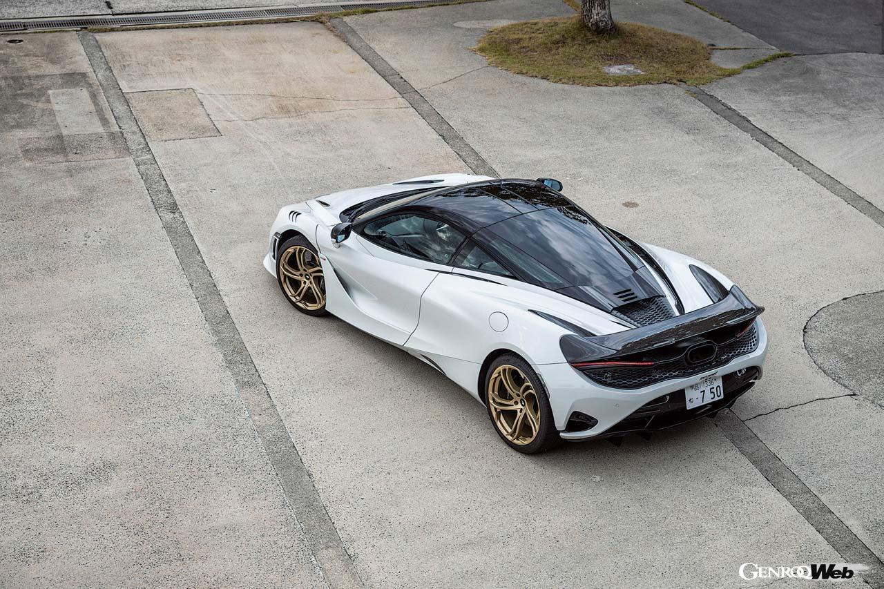 大型化され、位置が高くなったリヤウイング。720Sのリヤウイングは格納時はボディとほぼ一体化していたのに対し、750Sは格納時でも中央部はボディとの間に隙間があって、そこをエアが流れるようになっている。