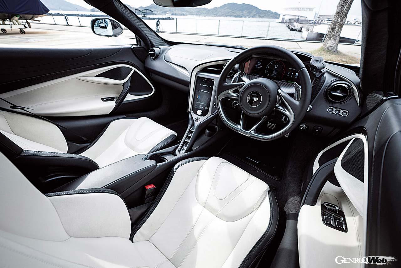 インパネ全体のテイストは720Sと共通だが、メーターの格納機能は備わらなくなった。