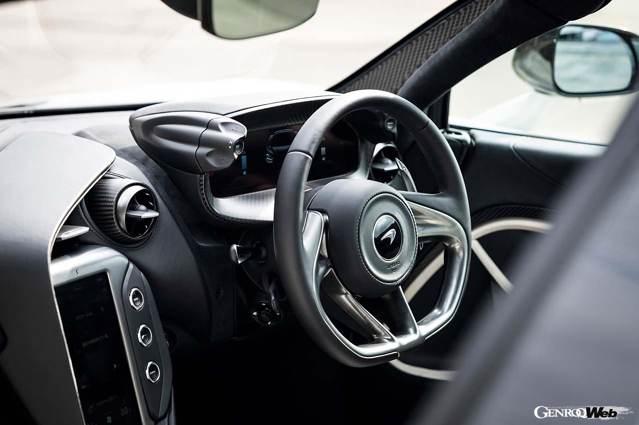 メーターナセルの両側にアクティブ・ダイナミクスのロッカースイッチが設けられた。運転中もすぐに操作できる。