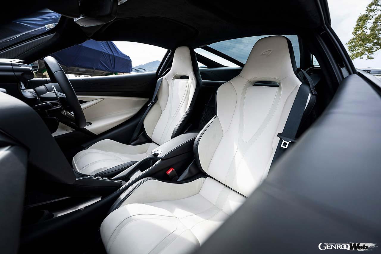 電動調整が可能なシートは快適性もホールド性も素晴らしい。視界の良さもこのクルマの美点だ。