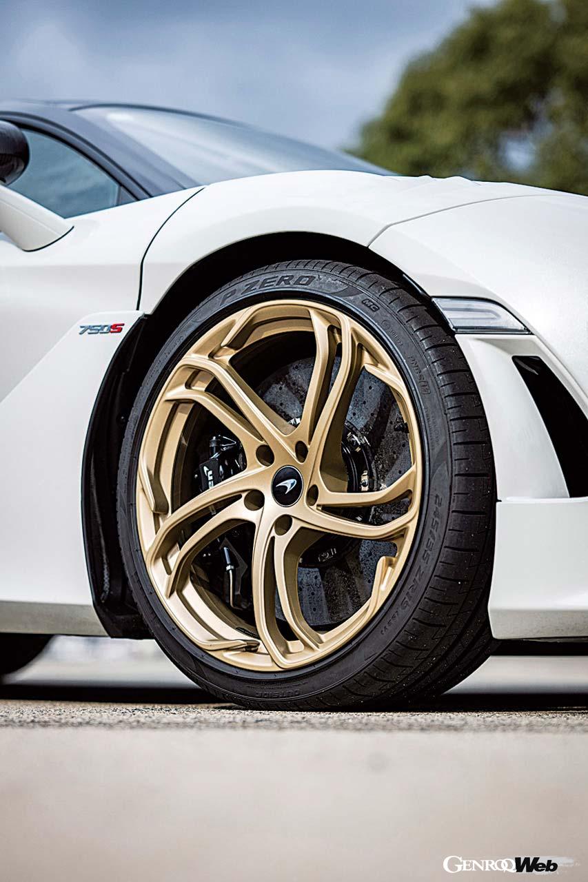 タイヤはフロント19インチ、リヤ20インチ。ピレリPゼロが標準だが、同コルサやトロフェオも選択できる。