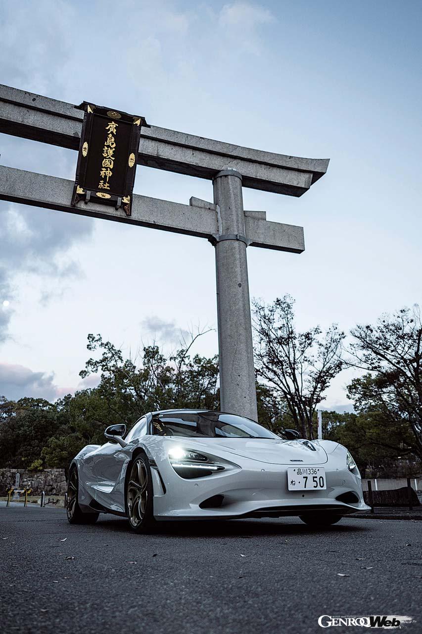 タイヤはフロント19インチ、リヤ20インチ。ピレリPゼロが標準だが、同コルサやトロフェオも選択できる。