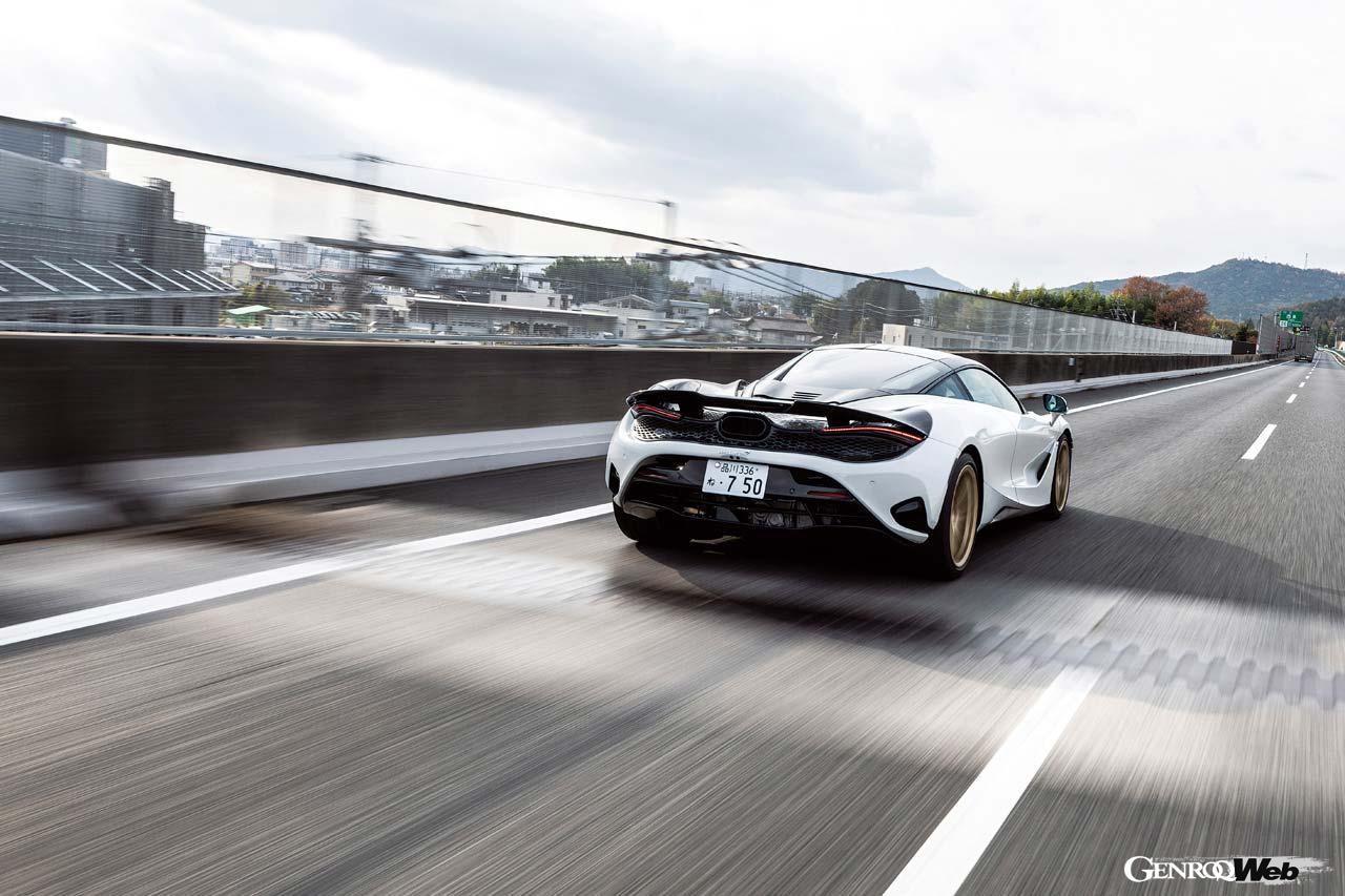 大型化され、位置が高くなったリヤウイング。720Sのリヤウイングは格納時はボディとほぼ一体化していたのに対し、750Sは格納時でも中央部はボディとの間に隙間があって、そこをエアが流れるようになっている。