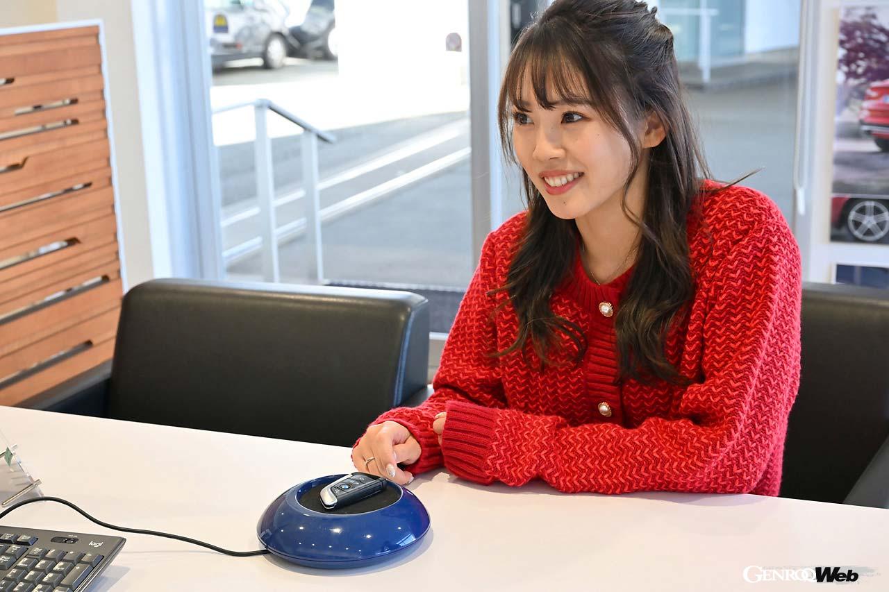 今回のオーナー体験に「BMW / MINIアフターセールス学びプロジェクト」のリーダーの新木みおさんも参加。早速キーリーダーを読み込ませた。