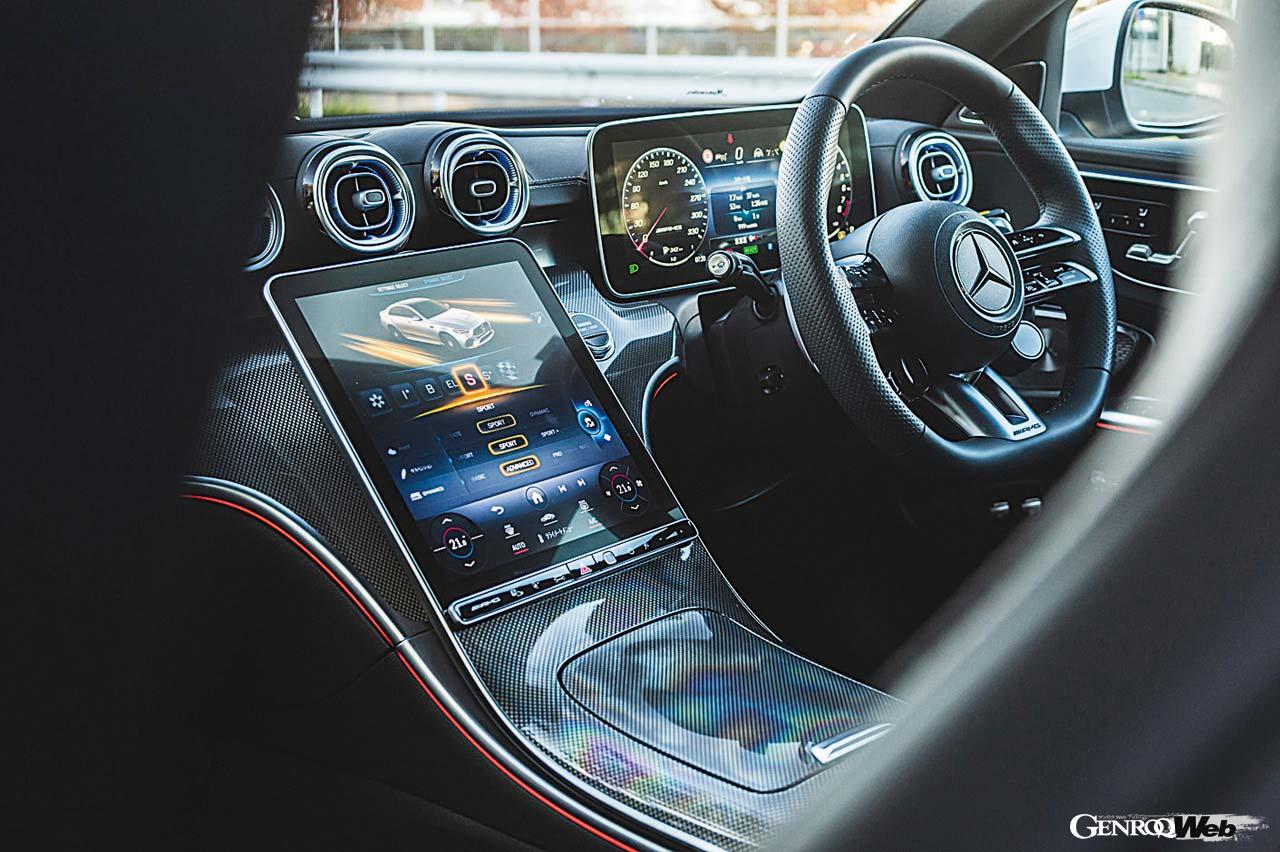 ステアリングにはサスペンションのセッティングやAMGダイナミックセレクトのモード選択が可能なロータリースイッチが配される。