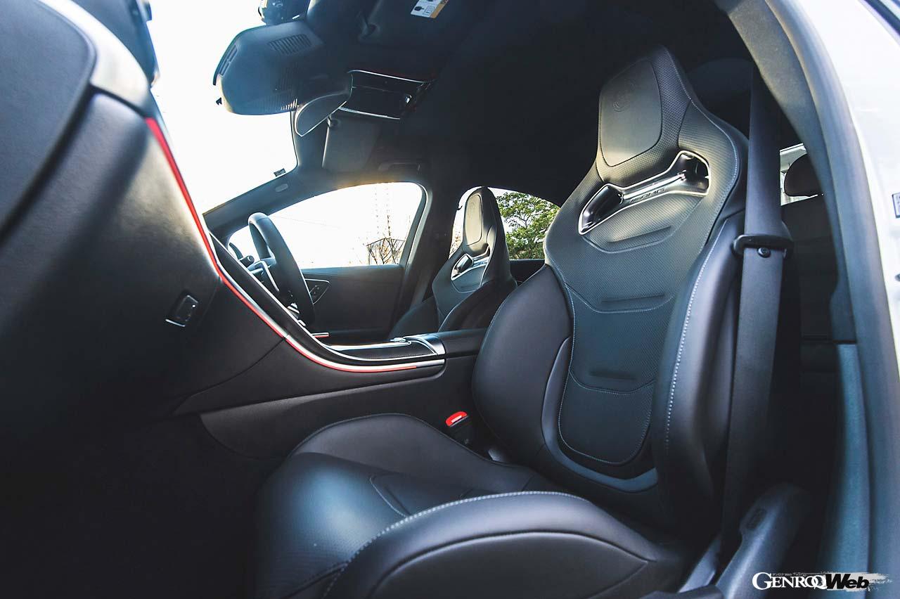 ステアリングにはサスペンションのセッティングやAMGダイナミックセレクトのモード選択が可能なロータリースイッチが配される。