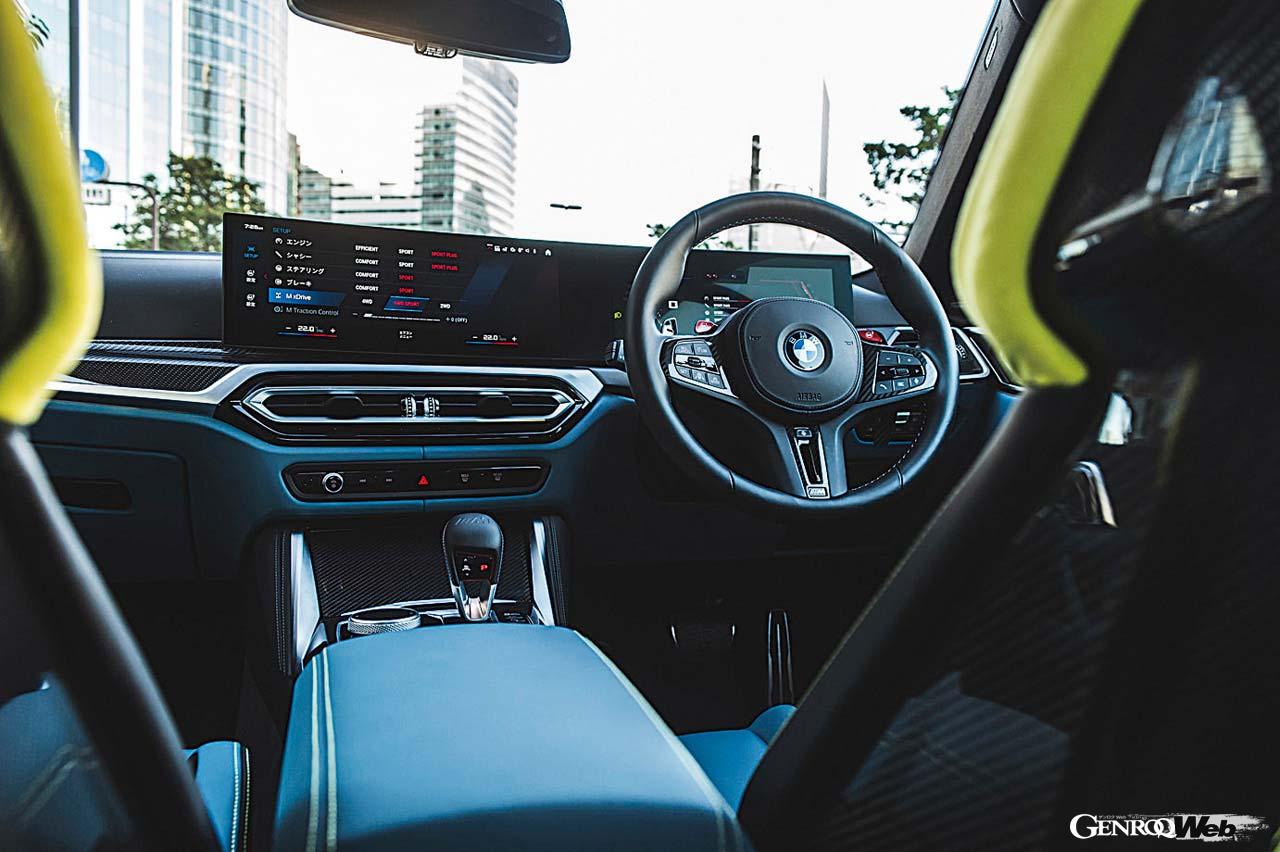 ヘッドレスト部にイルミネーション付きM4ロゴが配されたMカーボンバケットシートを採用。サーキットユースに耐えられるホールド性を誇る。