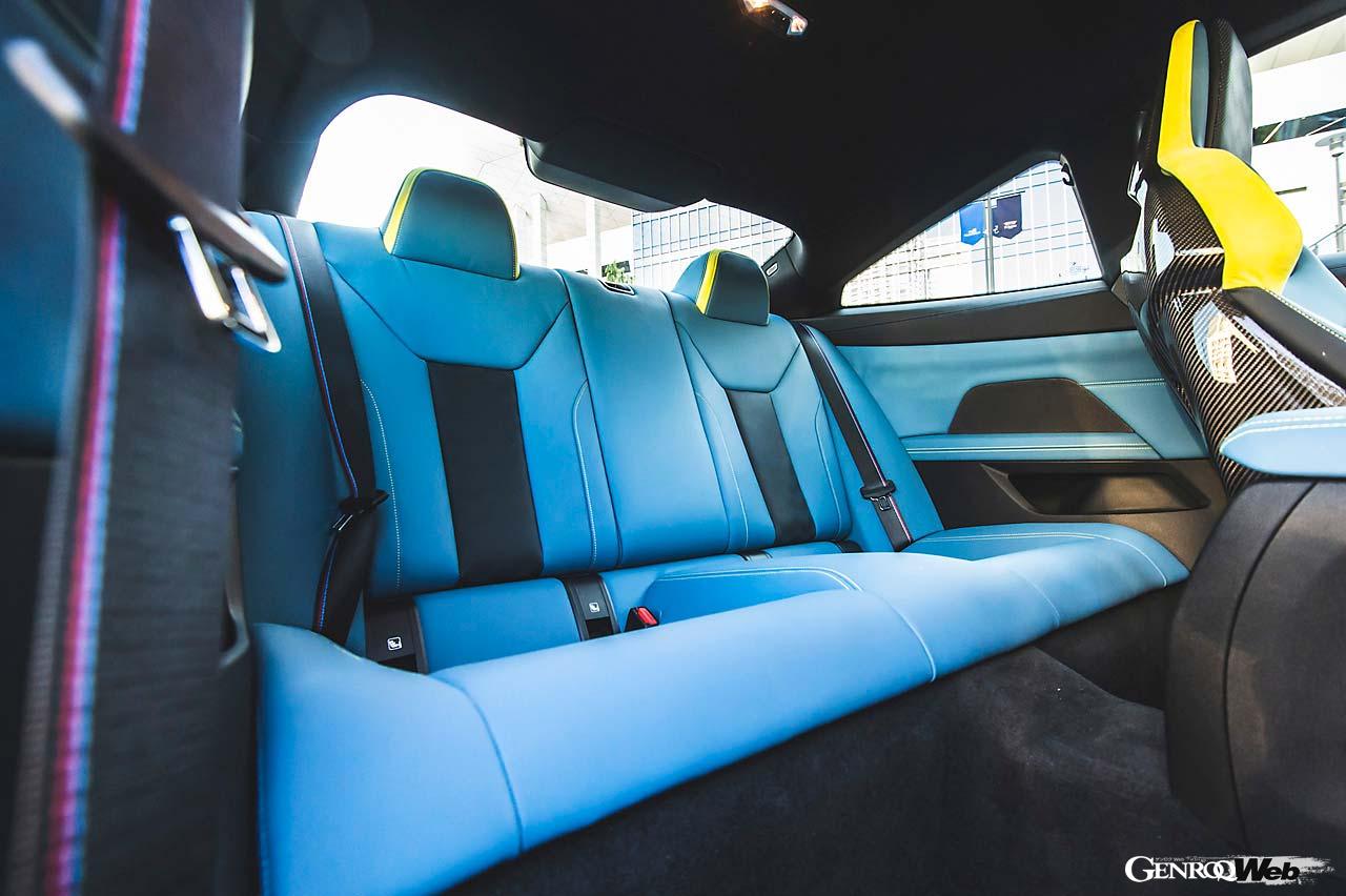 ヘッドレスト部にイルミネーション付きM4ロゴが配されたMカーボンバケットシートを採用。サーキットユースに耐えられるホールド性を誇る。