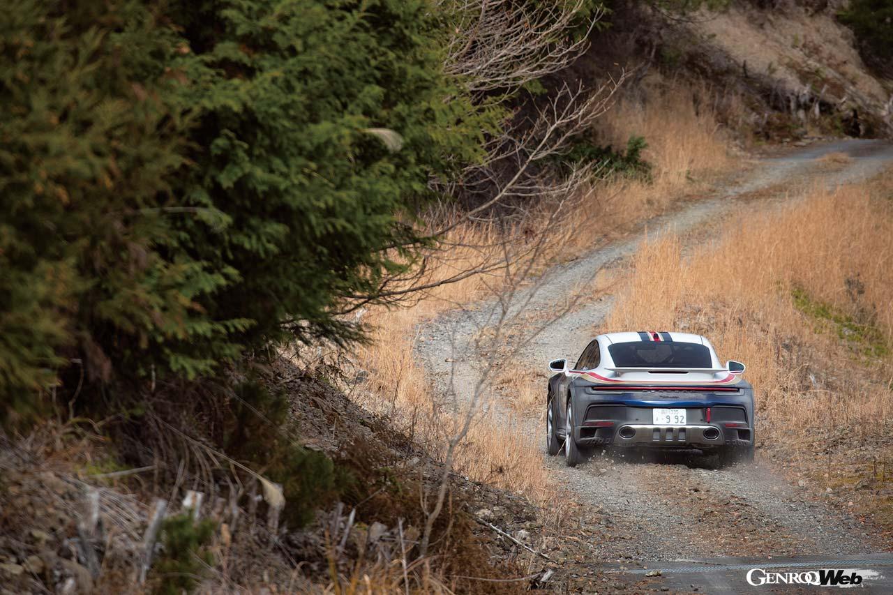 細かな砂と砂利の路面ではその必要はなさそうだったが、一応車高を上げて未舗装のワインディングに突入。