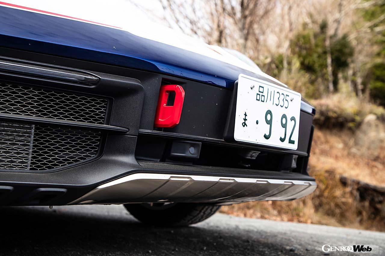 下周りは黒の樹脂でガードされ、さらにステンレス製のプレートで保護される。固定式の赤い牽引フックがアクセントだ。ボディサイドの数字は好きなものを選択できる。