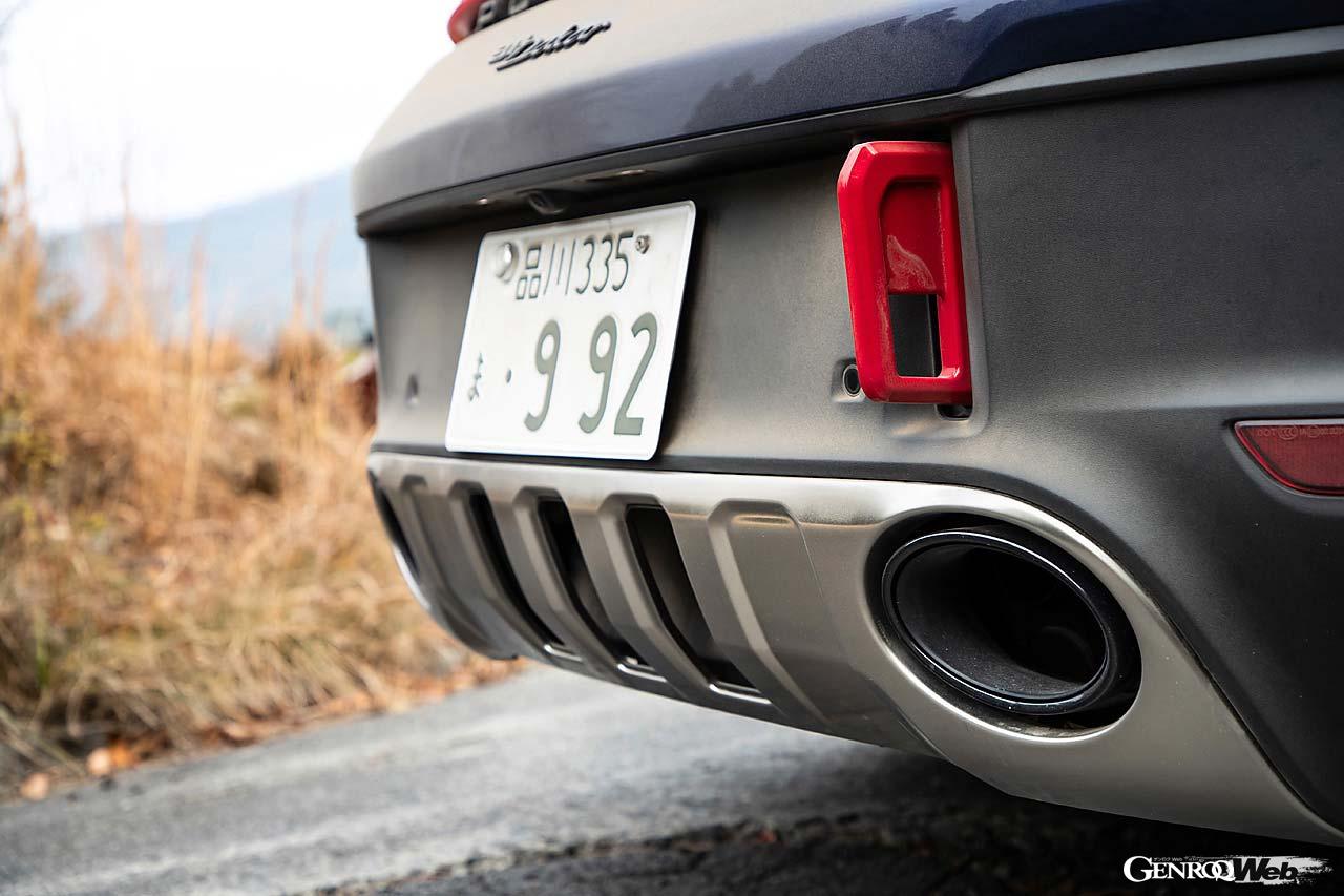 下周りは黒の樹脂でガードされ、さらにステンレス製のプレートで保護される。固定式の赤い牽引フックがアクセントだ。ボディサイドの数字は好きなものを選択できる。