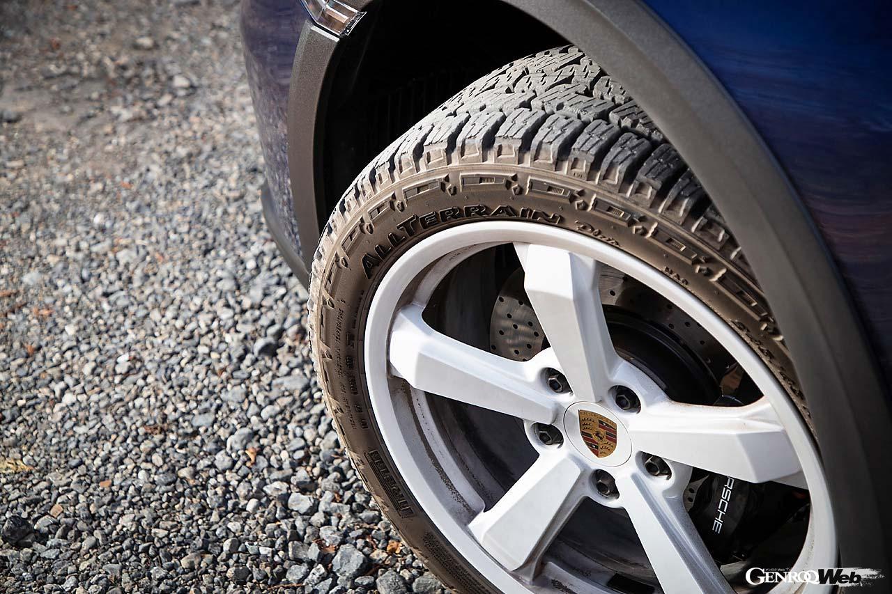 タイヤはピレリと共同開発したスコーピオンを装着。ホイールも953をイメージしたデザインだ。ブレーキは通常のスチール製ローターが備わる。