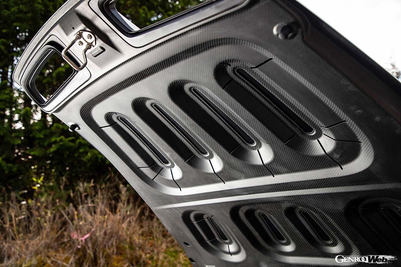 ボンネットはGT3譲りのカーボン製。重量はカレラ4GTSより10kg増の1605kgとなっている。
