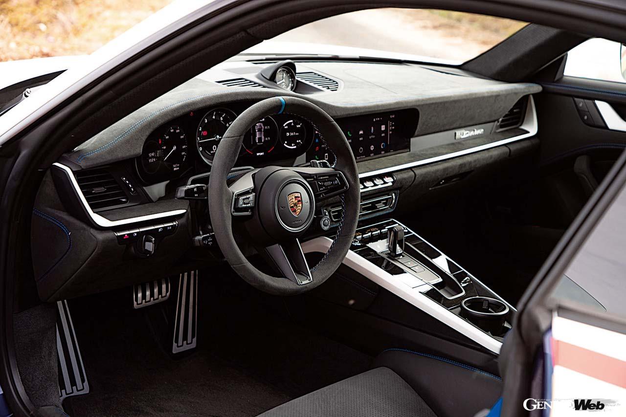 カーボン製のフルバケットシートを標準装備。ブルーのステッチと911のししゅうがアクセントだ。上下調節は電動で行える。