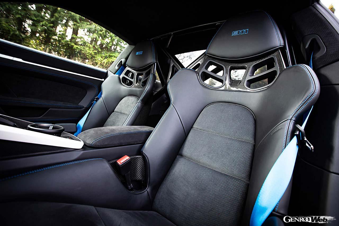 カーボン製のフルバケットシートを標準装備。ブルーのステッチと911のししゅうがアクセントだ。上下調節は電動で行える。