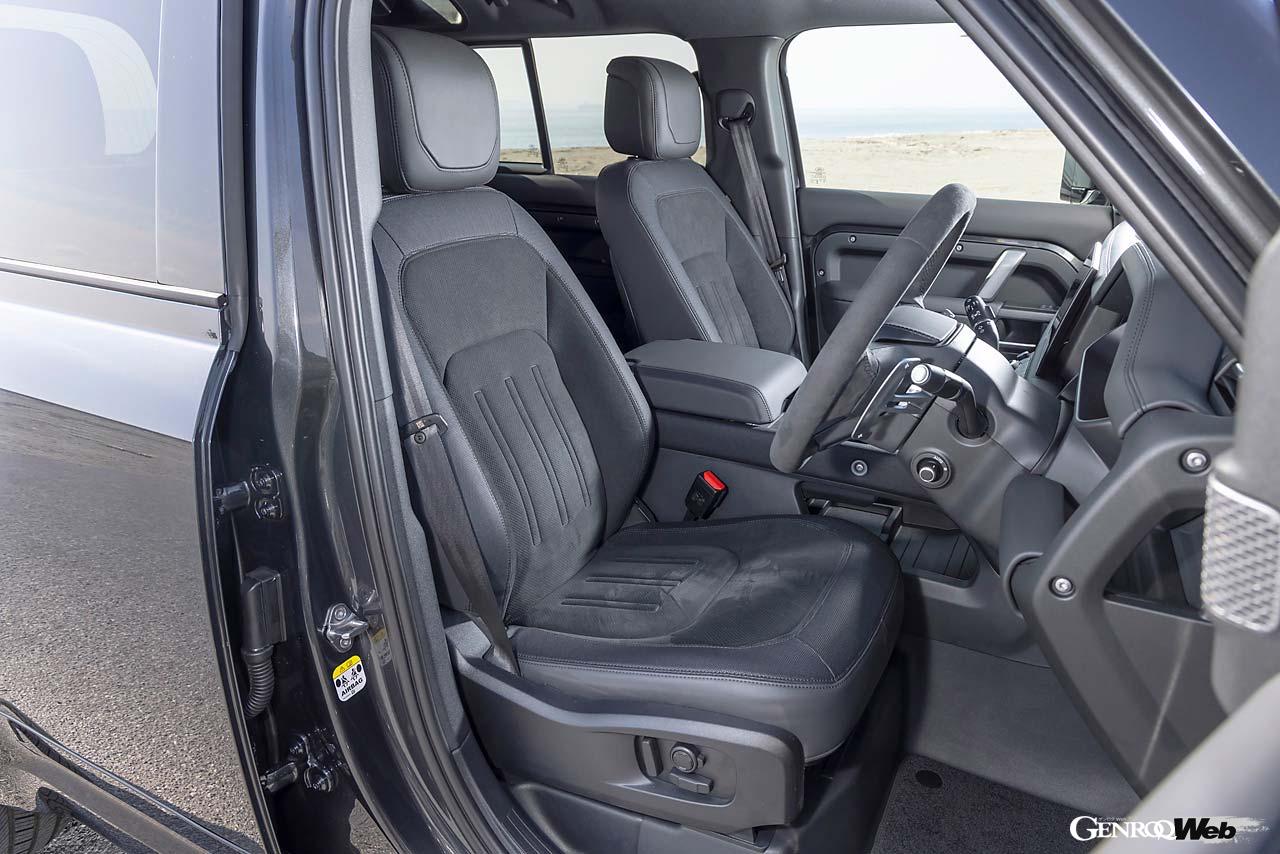 シート表皮はレザー、合成皮革、ファブリックのコンビネーションが標準、フルレザーは20.9万円のオプション。リヤシートは40対20対40の分割可倒式。シートヒーターも付く。