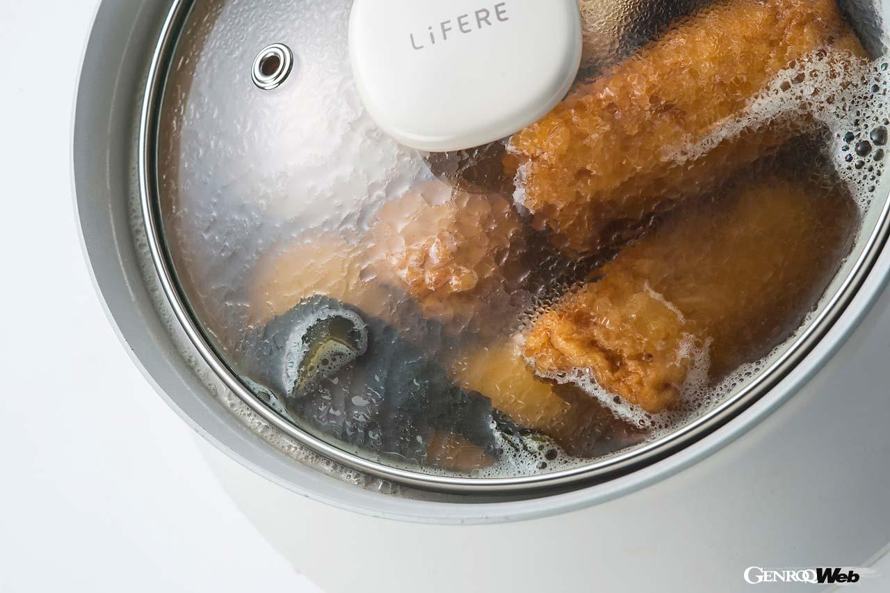 調理中の様子が見える、ガラス蓋を採用。食材の状態を常に把握できるので調理がしやすい。鍋はフチが高い形状となっているので、吹きこぼれの心配がないのがいい。