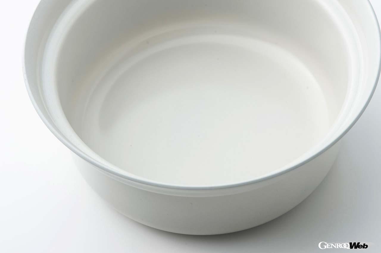 小鍋料理などで重宝する800mlの深鍋タイプ。セラミックコーティングされているので、こびりつきにくく、お手入れもサッと洗うだけと簡単だ。