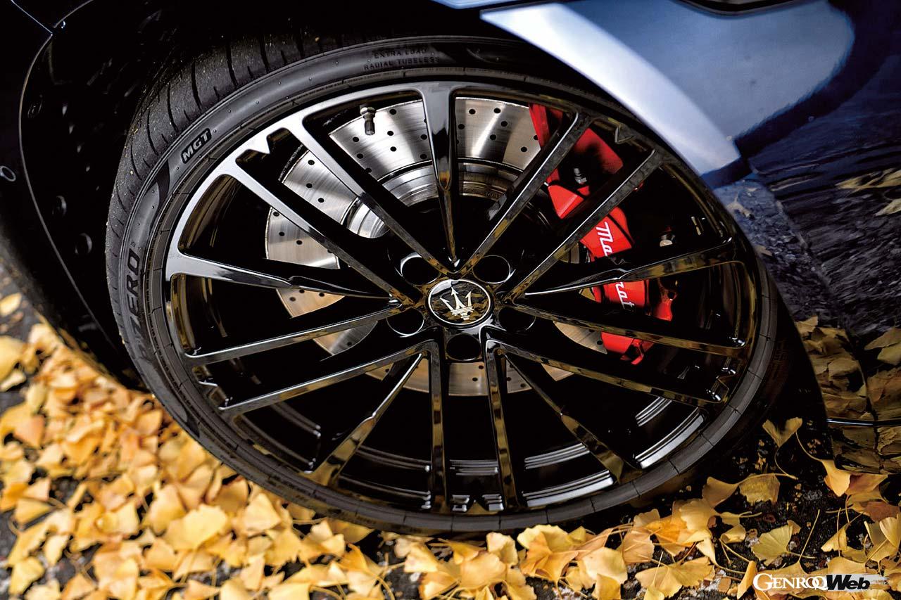 マセラティの自信作である3.0リッターV6ツインターボ、ネットゥーノエンジンを搭載する。アウトプットは550PS/650Nmの実力を誇る。装着タイヤはピレリPゼロだ。