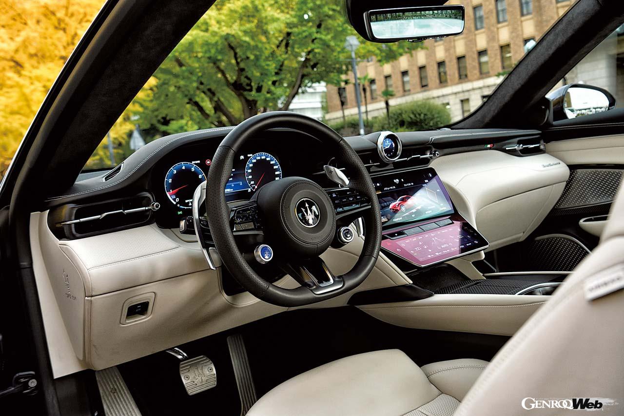 12.3インチと8.8インチのディスプレイで構成されるインフォテインメントシステムはボイスコントロールにも対応。ステアリング右下には走行モード切り替えスイッチが据えられる。