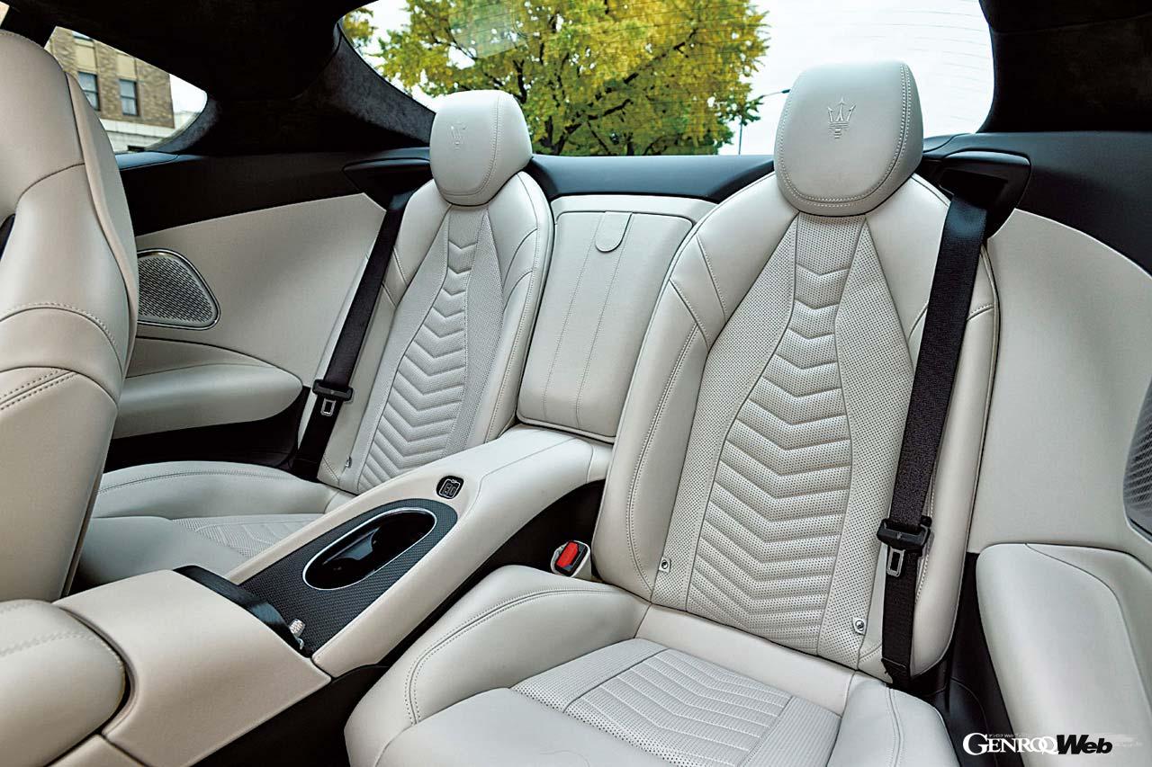 上質なレザーがふんだんに採用されたシートは身体をしっかりサポートする。後席はエマージェンシー用として使えるだろう。