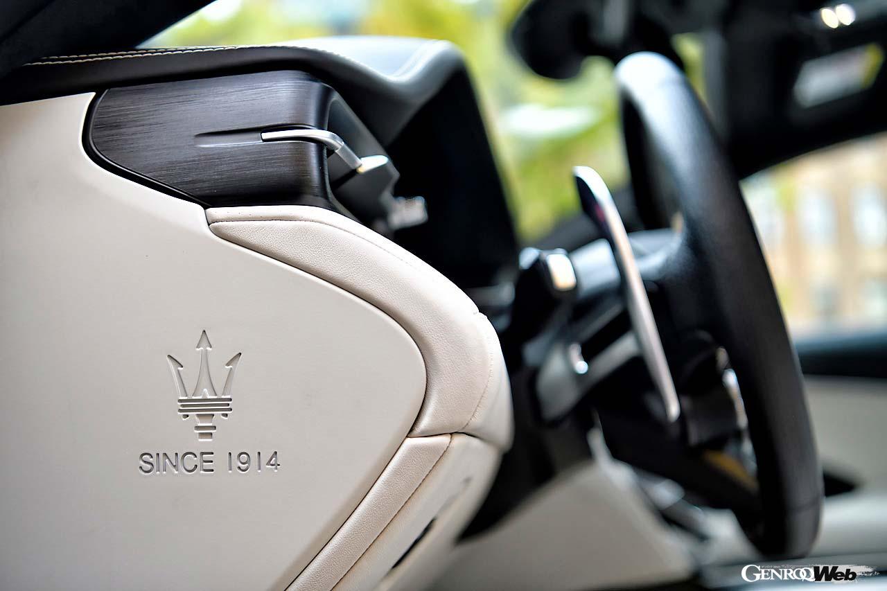 上質なレザーがふんだんに採用されたシートは身体をしっかりサポートする。後席はエマージェンシー用として使えるだろう。