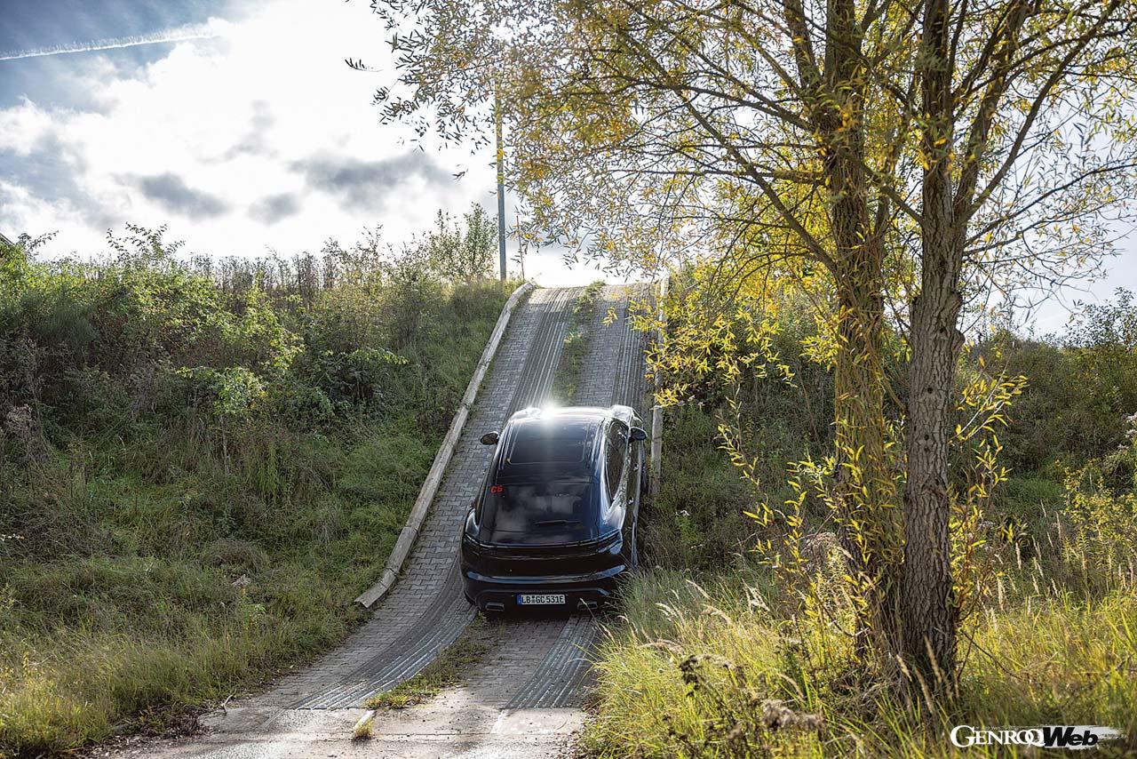 現行型では登ることができないという約40°の急勾配を登る新型マカン。前後モーターの制御が非常に優れている証だ。