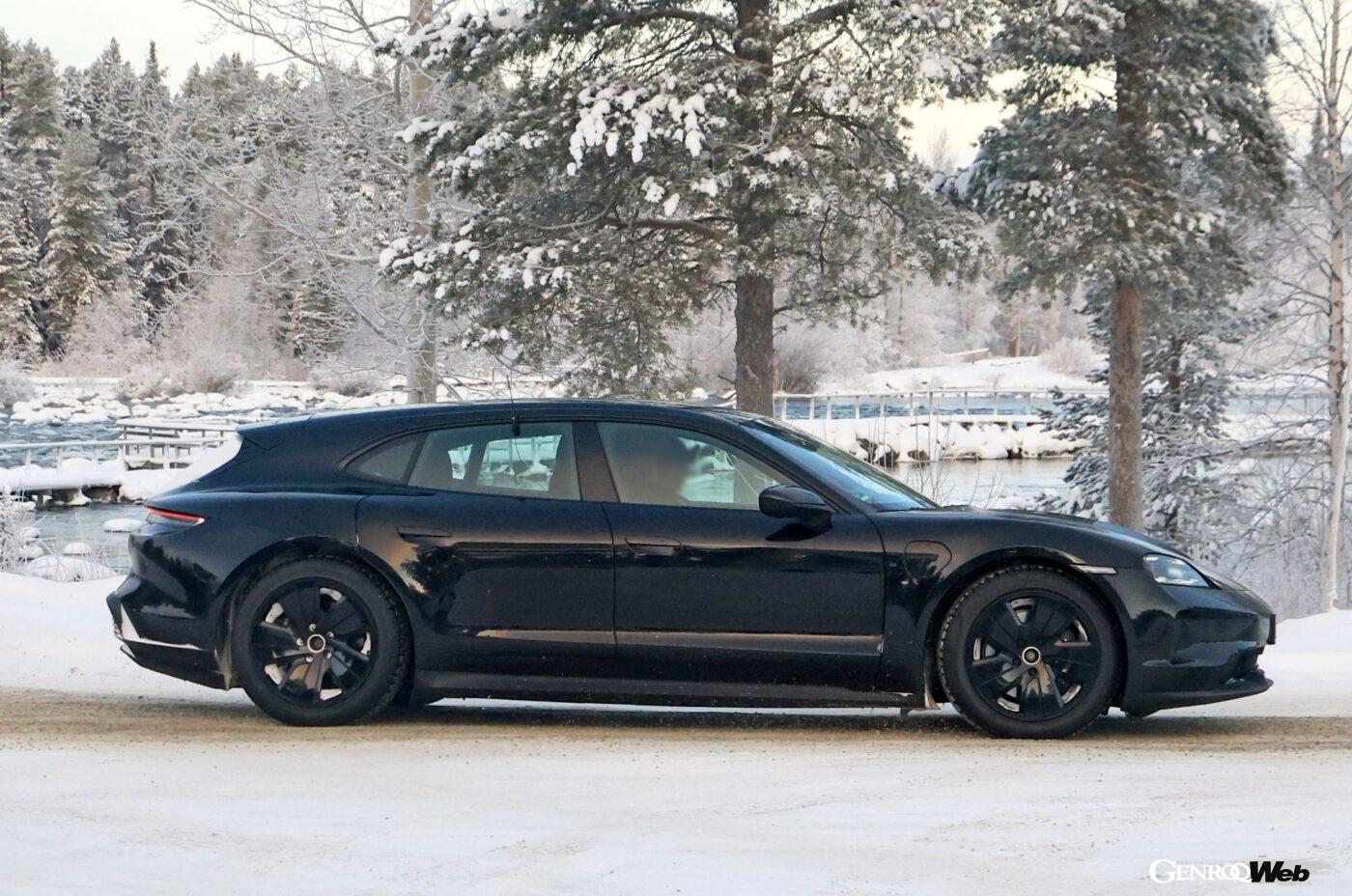 間もなくマイナーチェンジを迎えるタイカン クロス ツーリスモがウインターテストを行う様子を捉えた。