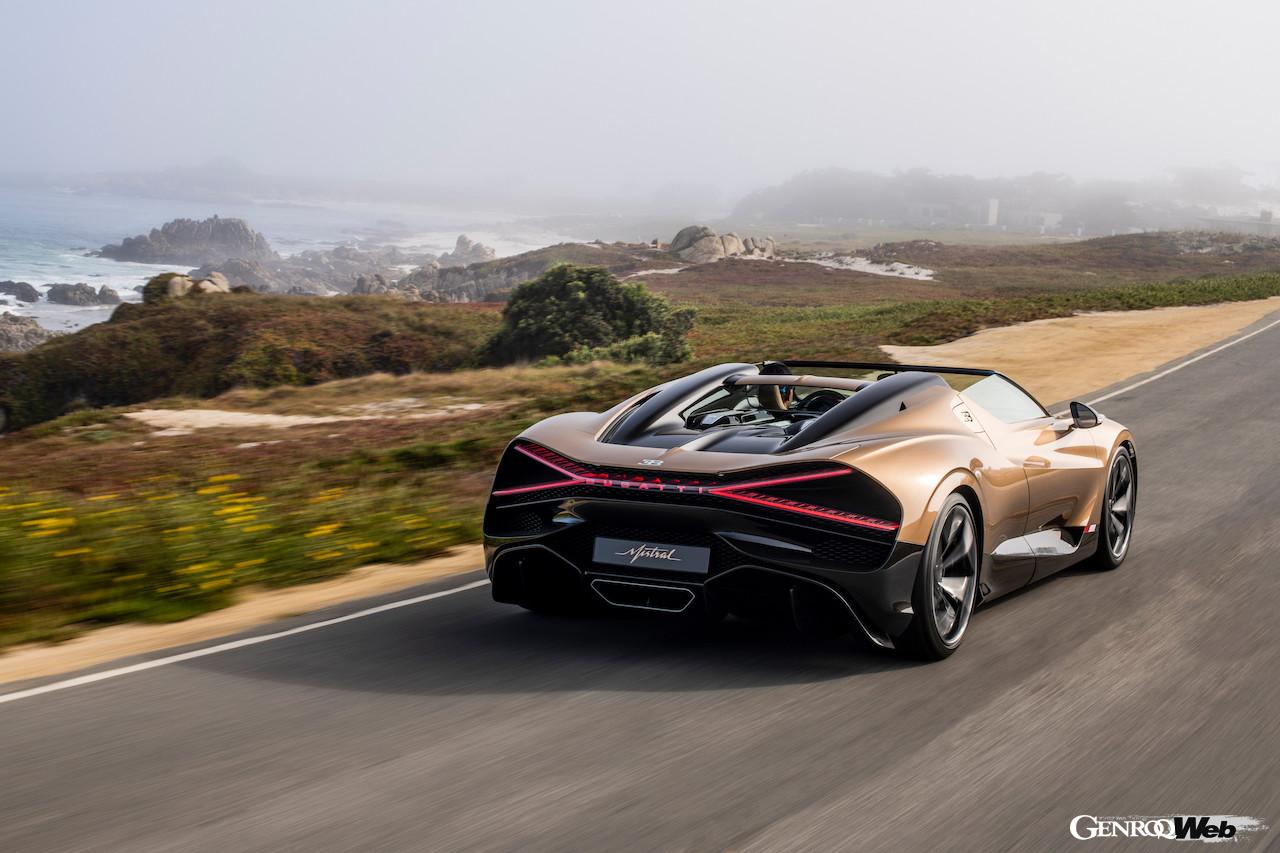 「ブガッティ W16 ミストラル」の走行シーン。