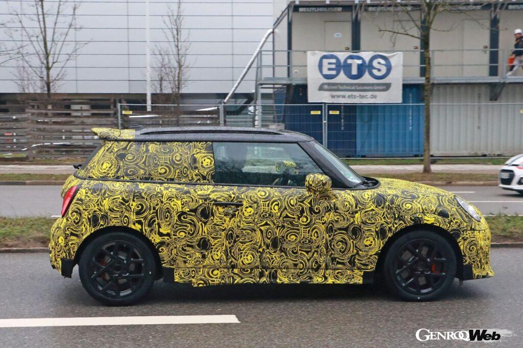 025年モデルとして、並行して販売されるEVとICEを搭載したJCW。異なるプラットフォームを採用するが、デザイン面では共通化が図られるようだ。