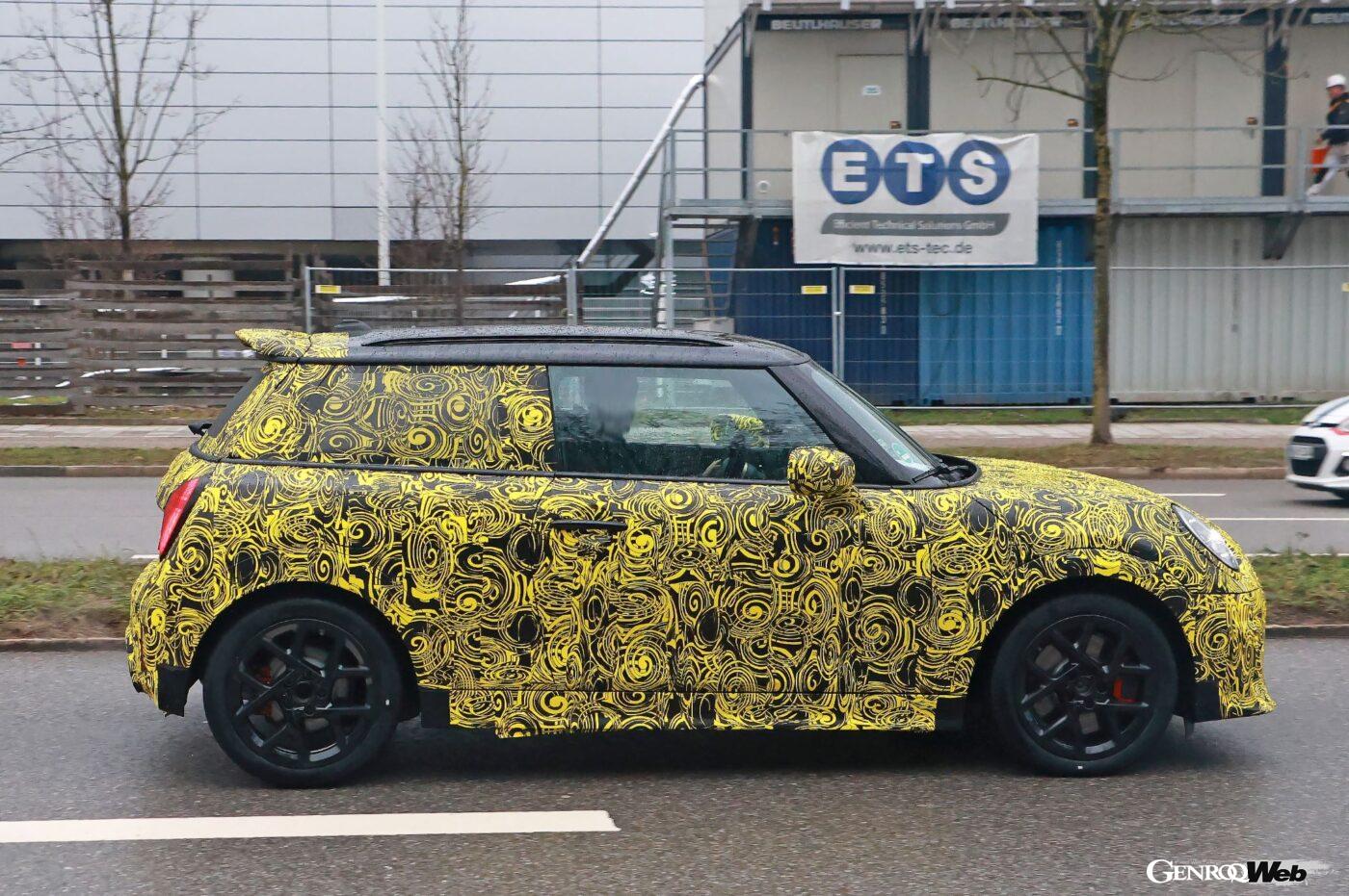 025年モデルとして、並行して販売されるEVとICEを搭載したJCW。異なるプラットフォームを採用するが、デザイン面では共通化が図られるようだ。