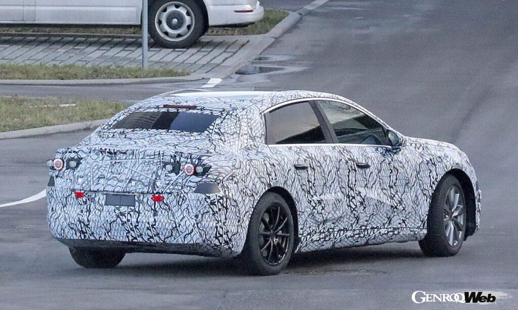 昨年目撃されたCLAベースのEVとは異なり、車高が高めで実用的なセダンであることが分かる。