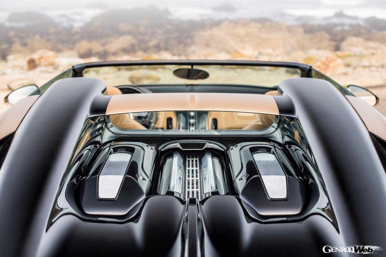 「ブガッティ W16 ミストラル」の走行シーン。