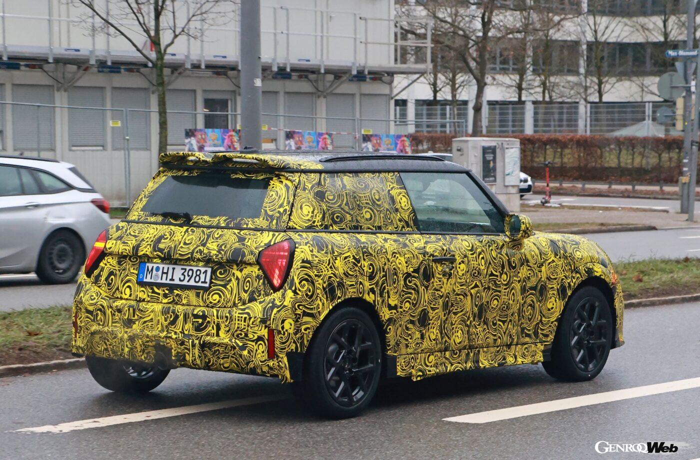 テールライトはEVと共通する三角形のデザインに改められるようだ。