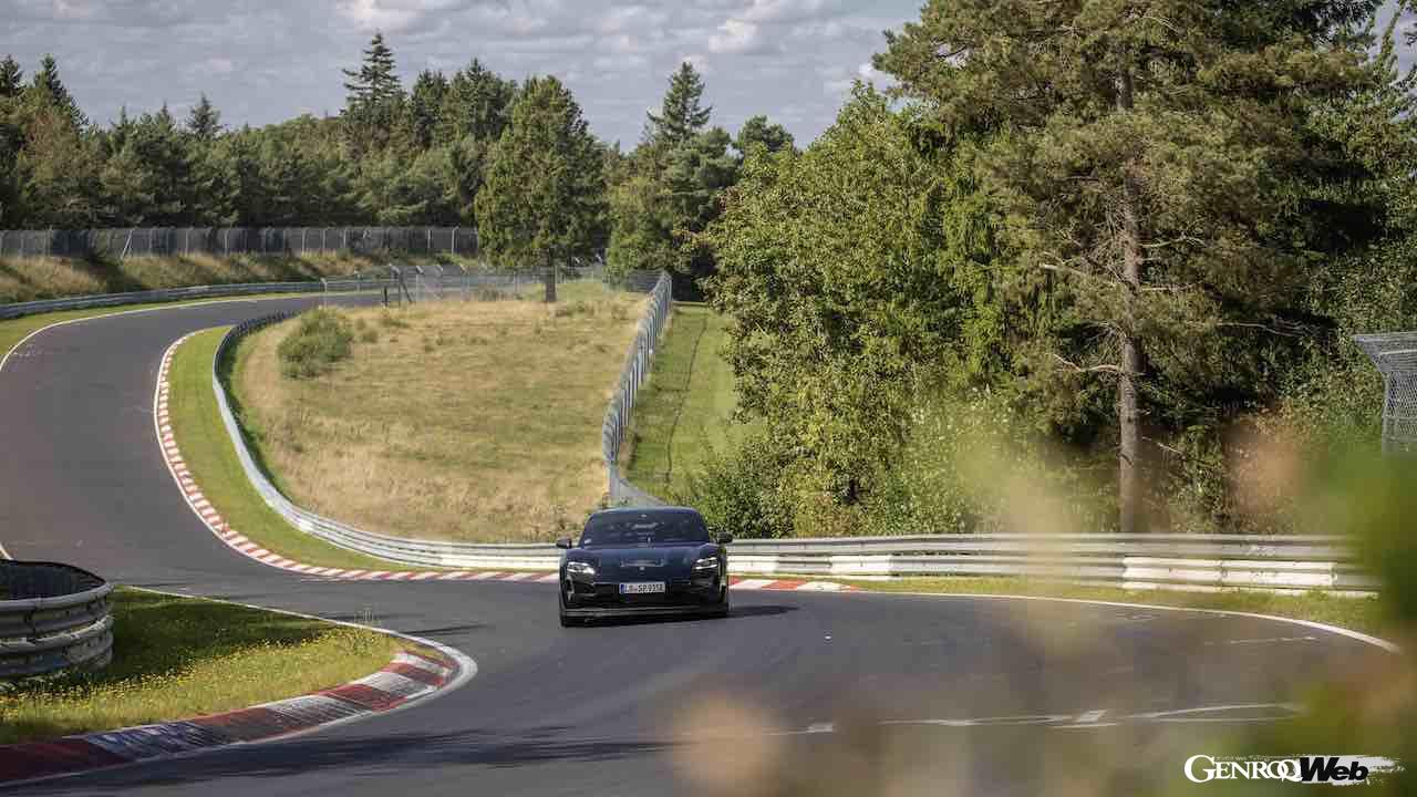 ニュルブルクリンク・ノルドシュライフェにおいて、従来のタイムを26秒も更新した、タイカン改良新型プロトタイプ。