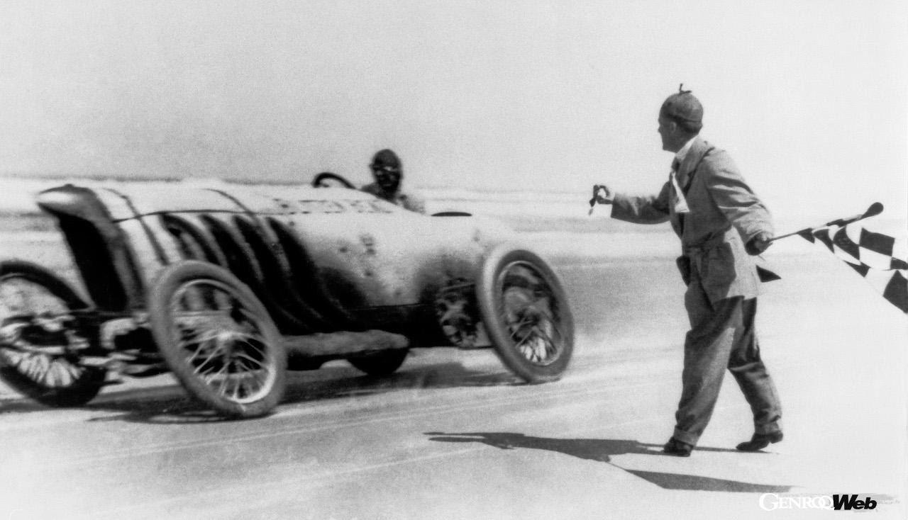 1911年4月23日、デイトナビーチで行われたタイムアタックにおいて、ベンツ200hpは228.1km/hの世界速度記録を樹立。これは当時の航空機をも凌駕するスピードだった。