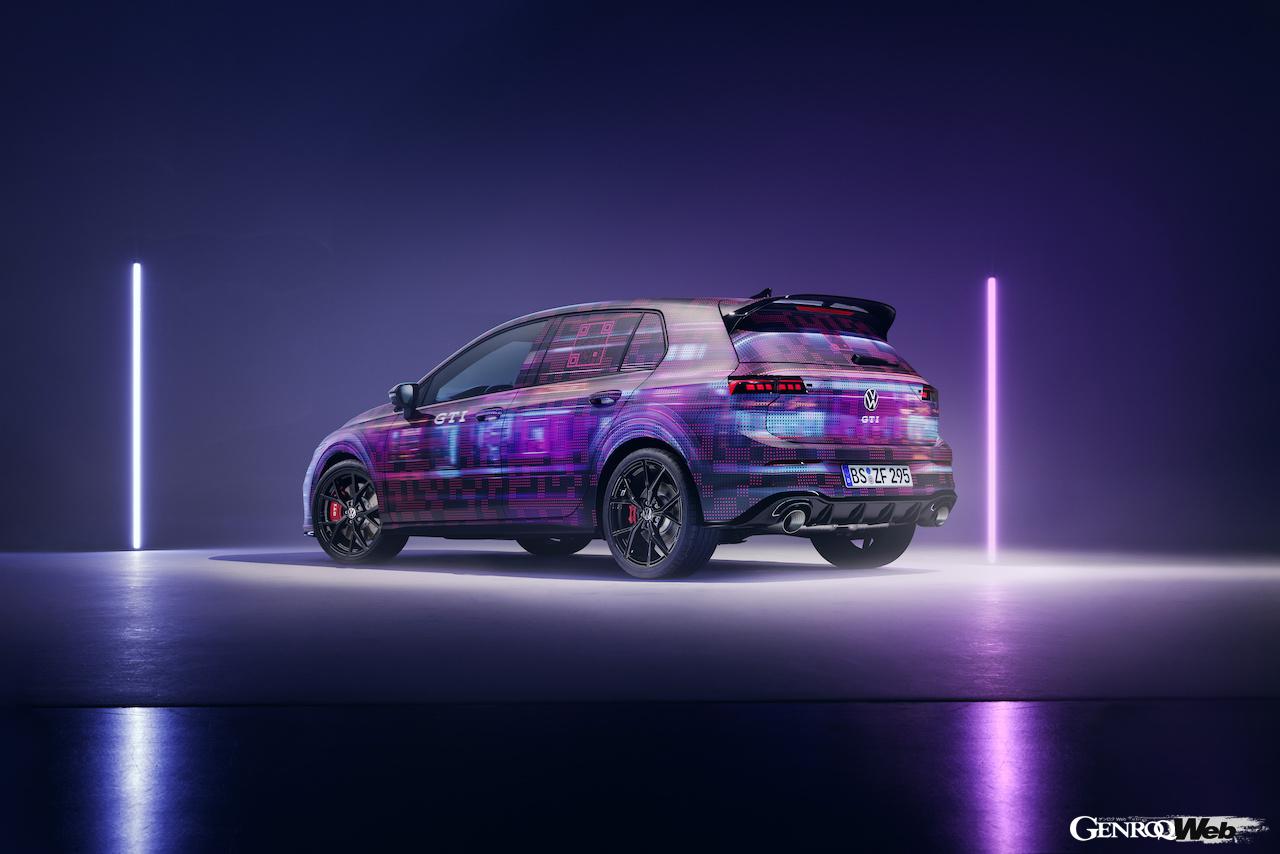 ゴルフ誕生50周年のスペシャルカラーリングが施された「フォルクスワーゲン ゴルフ GTI」。