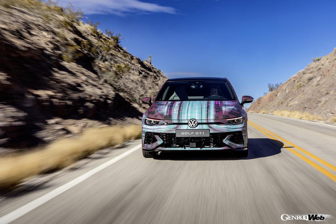 ゴルフ誕生50周年のスペシャルカラーリングが施された「フォルクスワーゲン ゴルフ GTI」。