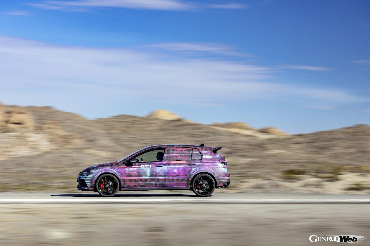 ゴルフ誕生50周年のスペシャルカラーリングが施された「フォルクスワーゲン ゴルフ GTI」。