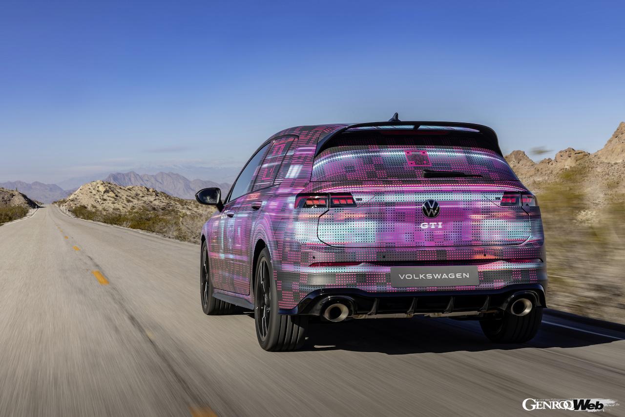 ゴルフ誕生50周年のスペシャルカラーリングが施された「フォルクスワーゲン ゴルフ GTI」。