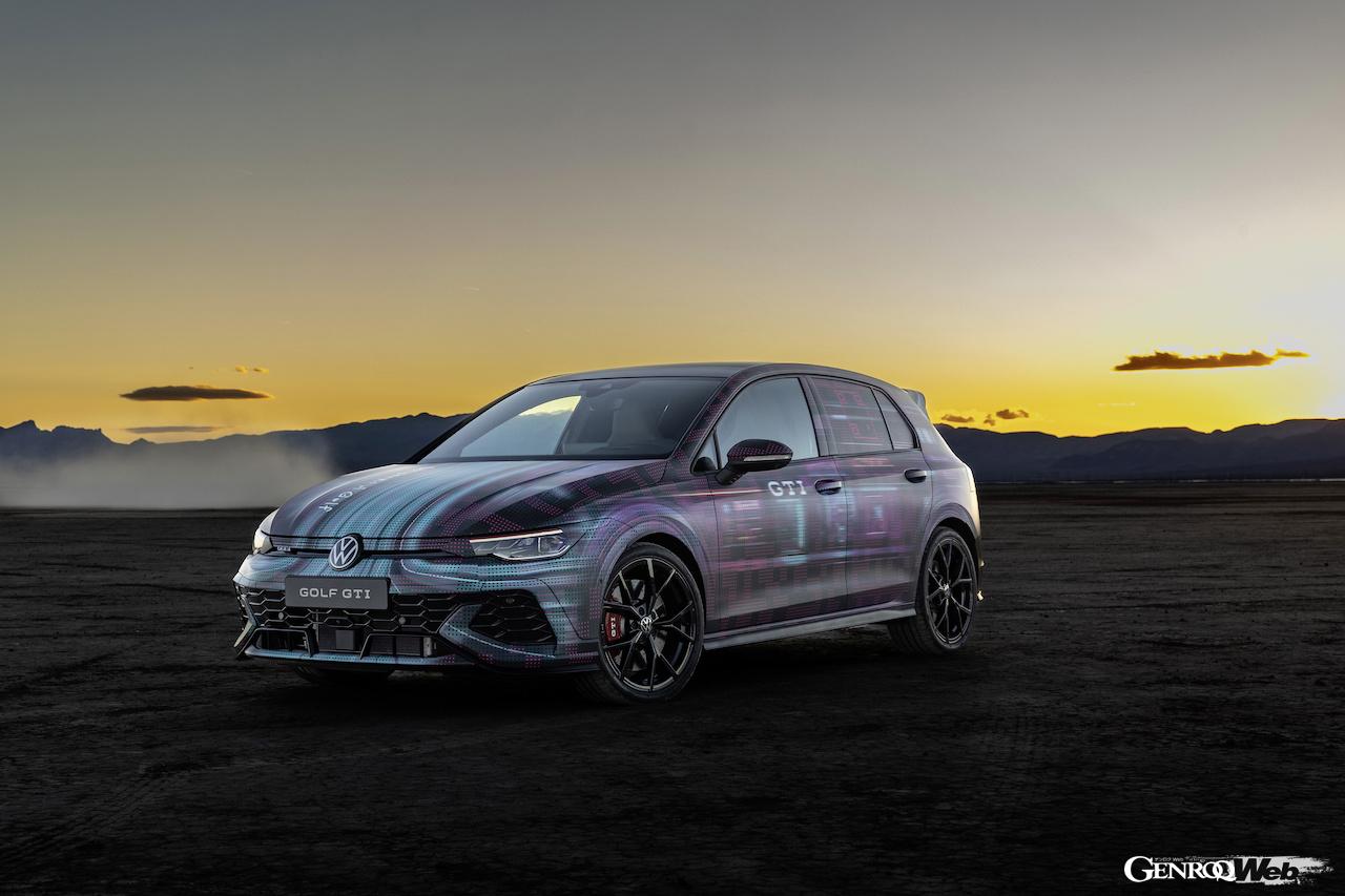 ゴルフ誕生50周年のスペシャルカラーリングが施された「フォルクスワーゲン ゴルフ GTI」。