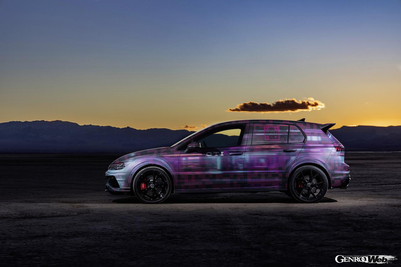 ゴルフ誕生50周年のスペシャルカラーリングが施された「フォルクスワーゲン ゴルフ GTI」。