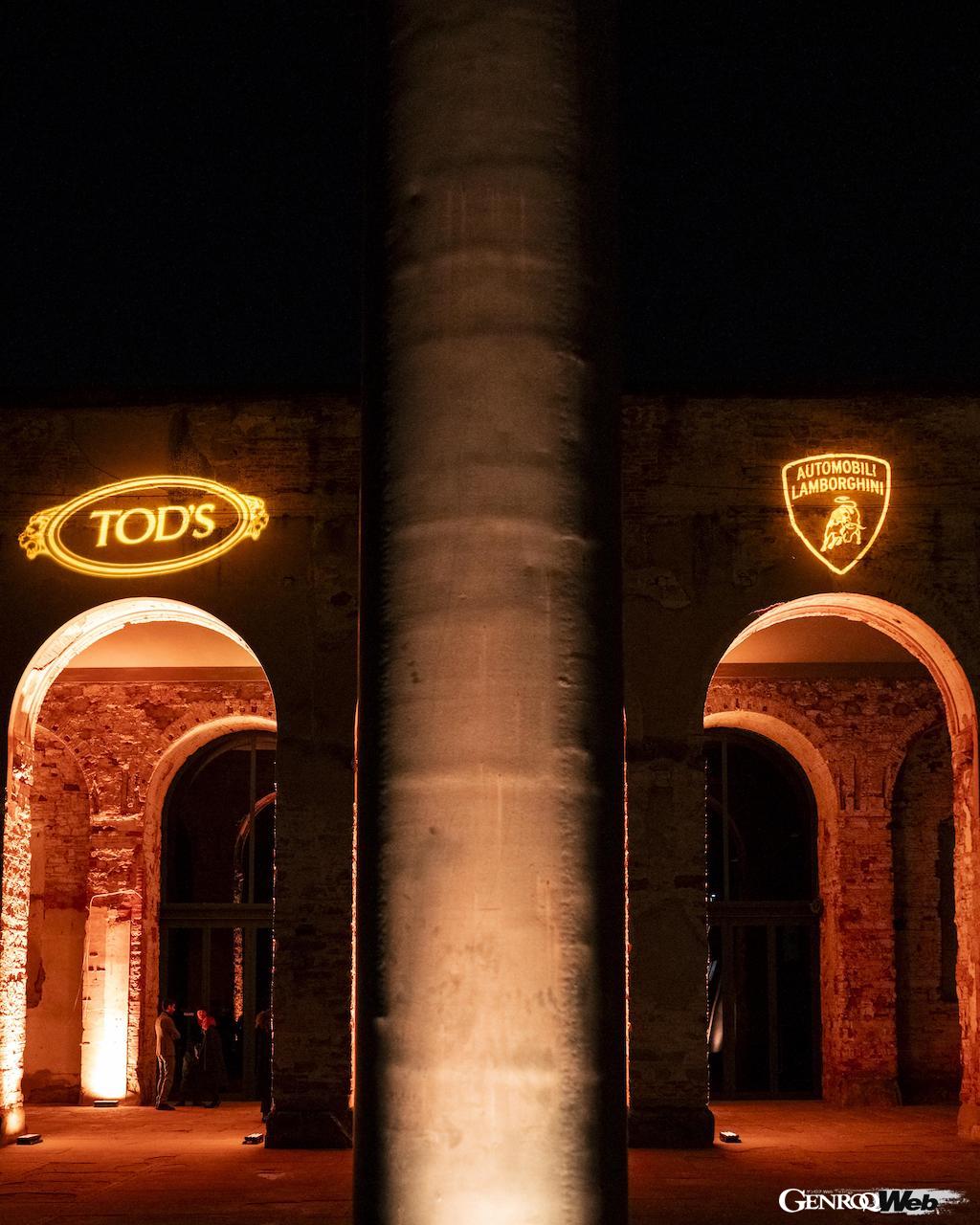 トッズとランボルギーニによる、最初のコラボレーションアイテムの公開の場として、フィレンツェで開催される国際的な紳士服の見本市「ピッティ・ウオモ」が選ばれた。