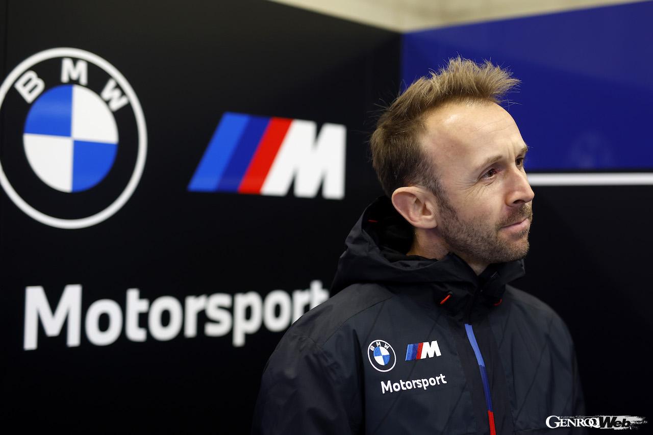 BMW M ハイブリッド V8をドライブするレネ・ラスト。