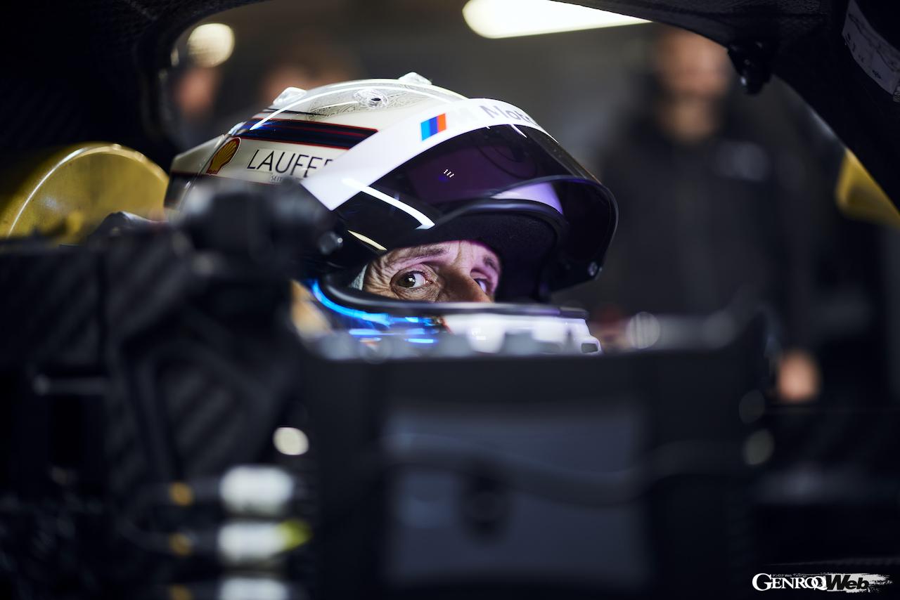 BMW M ハイブリッド V8をドライブするレネ・ラスト。