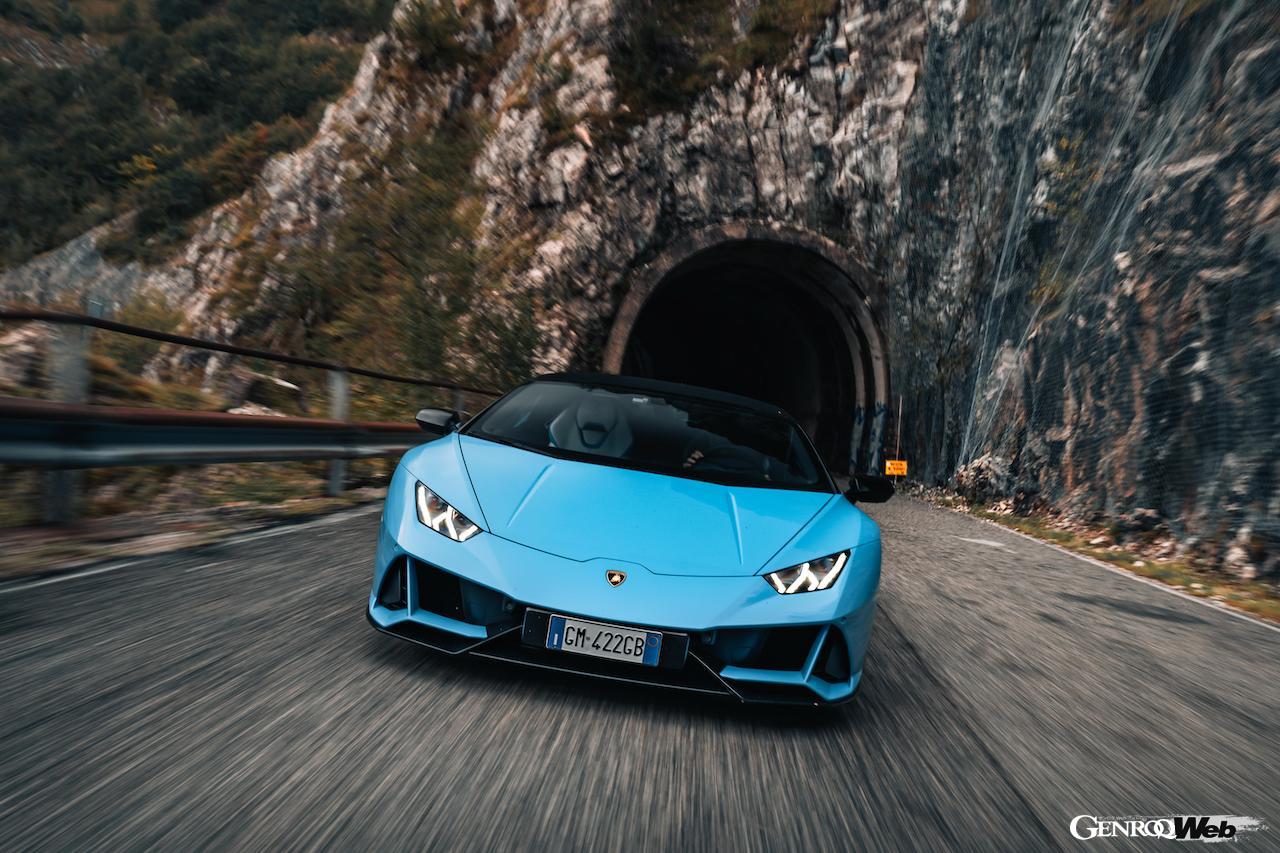 ウラカンの通算販売台数2万5000台達成を記念し、、ボローニャを起点にアベトーネ山脈のワインディングロードを走行するトリビュート・ツアーが開催された。