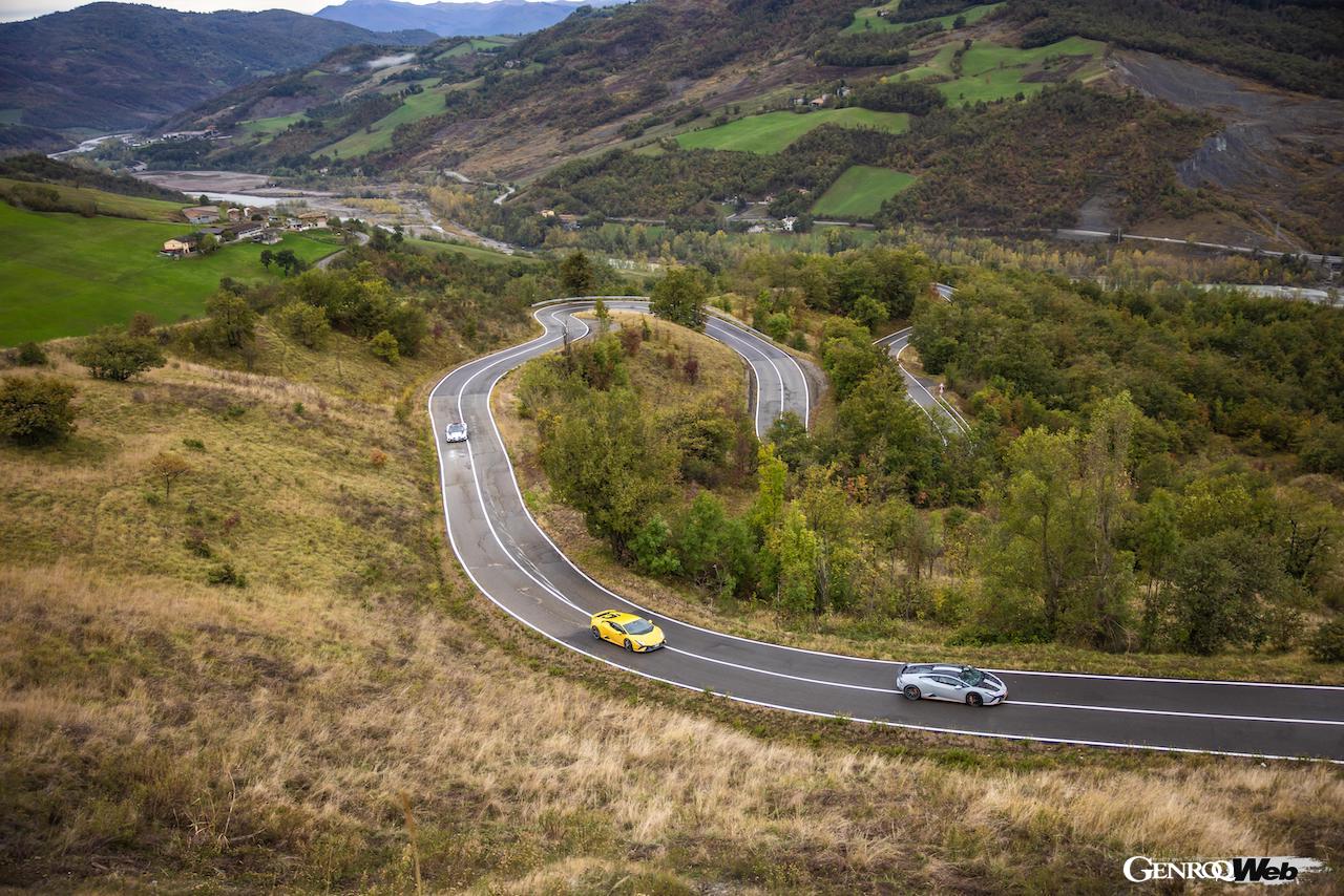 ウラカンの通算販売台数2万5000台達成を記念し、、ボローニャを起点にアベトーネ山脈のワインディングロードを走行するトリビュート・ツアーが開催された。