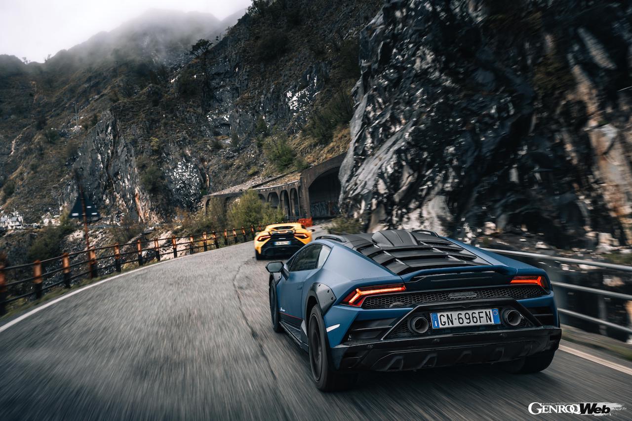 ウラカンの通算販売台数2万5000台達成を記念し、、ボローニャを起点にアベトーネ山脈のワインディングロードを走行するトリビュート・ツアーが開催された。