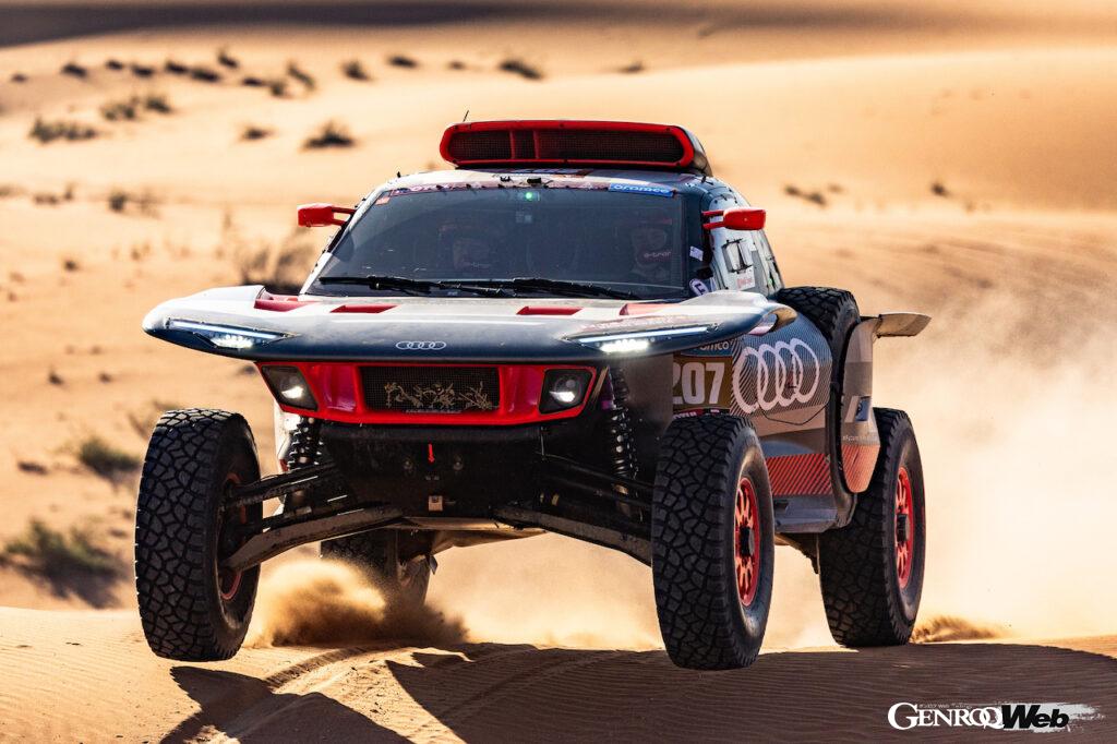 アウディRS Q e-tron E2は、内燃エンジンと発電機から構成されるエネルギーコンバーター、高電圧バッテリー、前後アクスルに搭載された2基の電気モーターを搭載。タフなサウジアラビアの砂漠をトップで走破した。